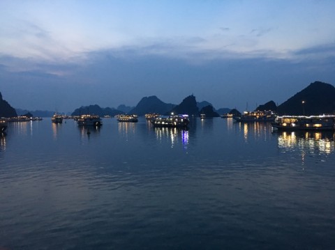 ハロン湾上の夕方の風景、見えるのは奇岩群と他のクルーズ船からの光