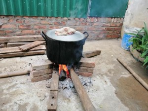 庭でバインチュンを茹でる （10時間ほど）